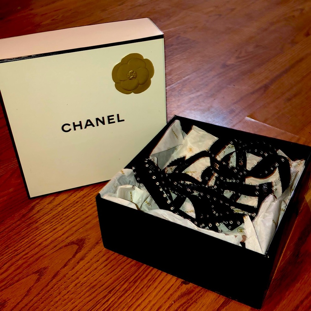 ♥️Authentic Chanel Box, tissue and 2 ribbons
